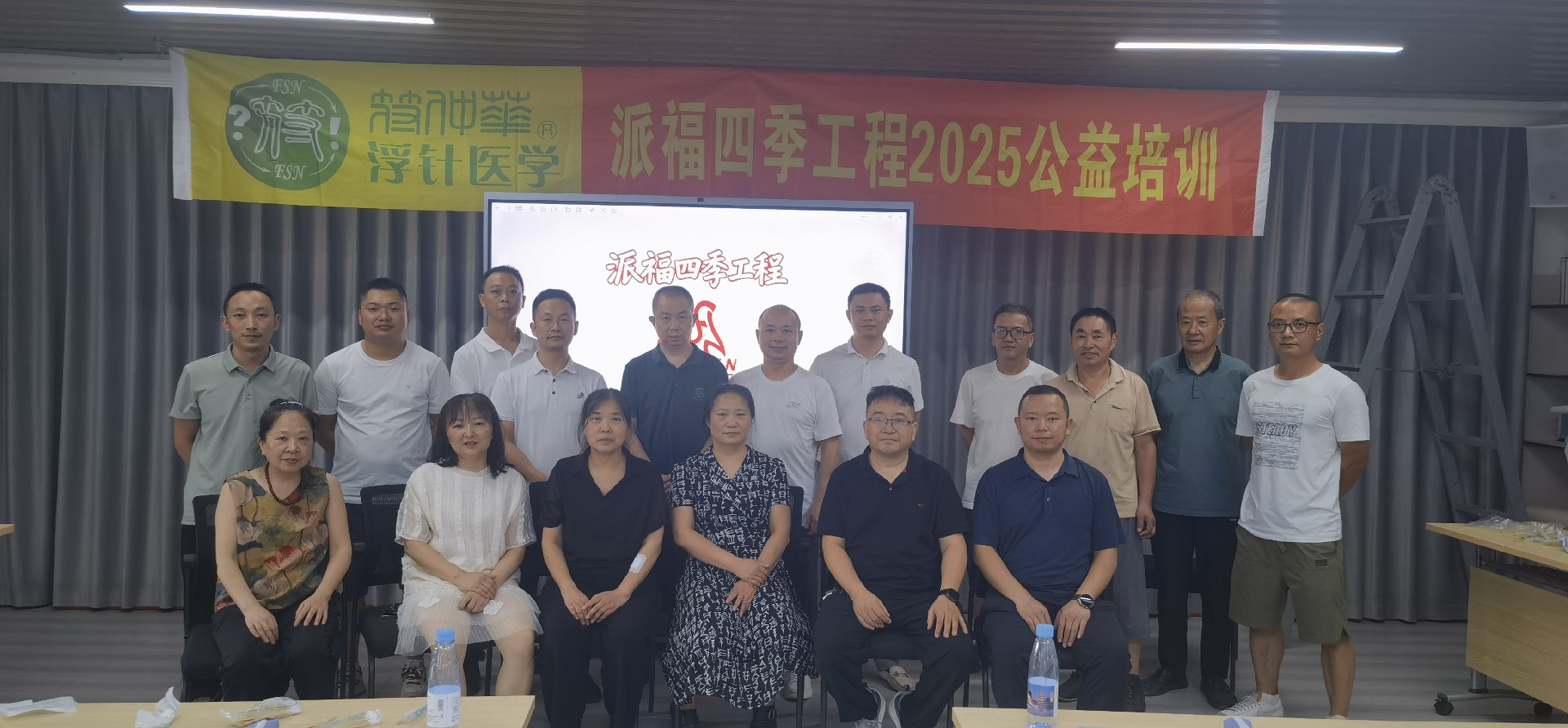 谢龙庆大合影.jpg