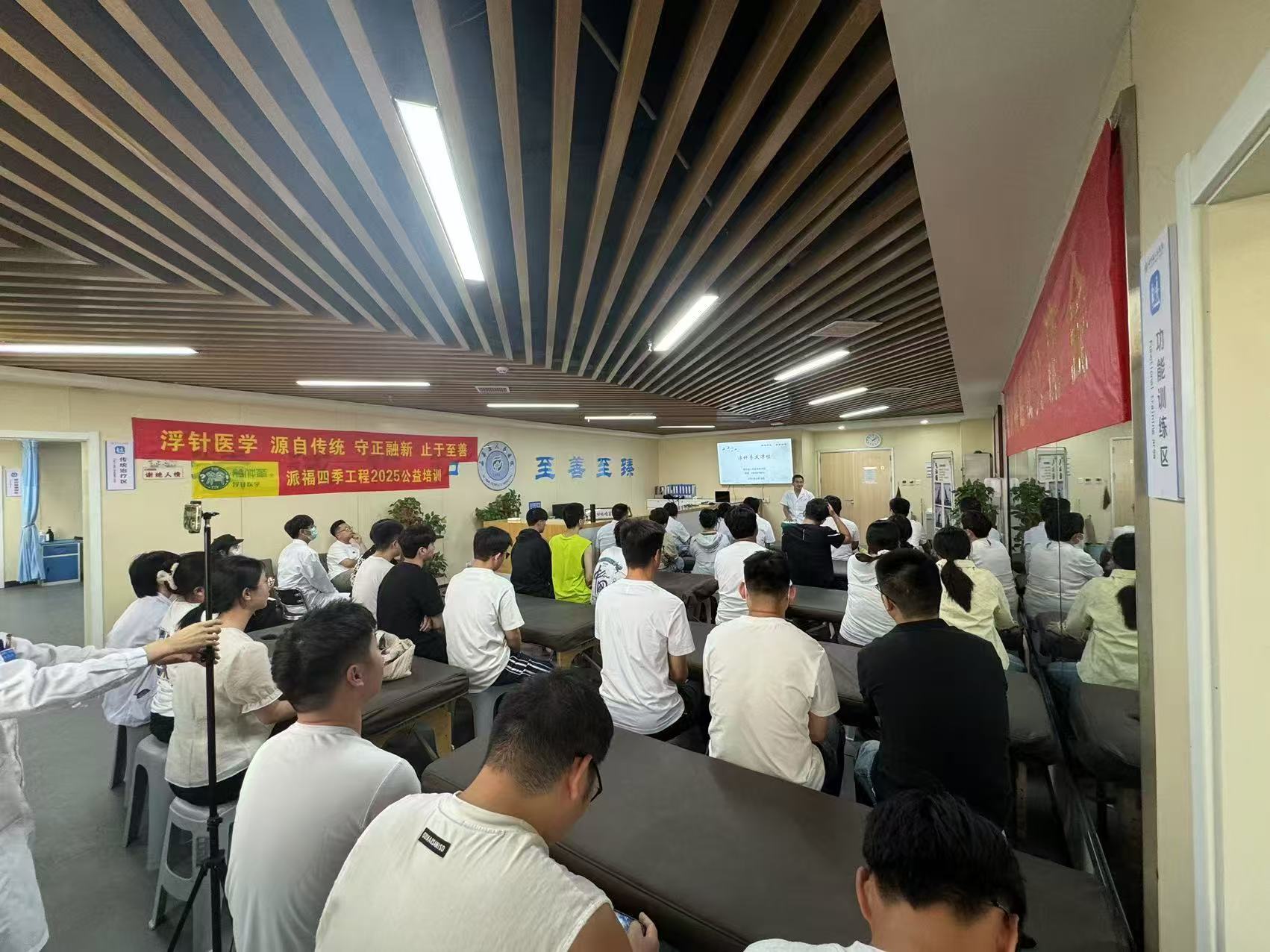 冯凯讲课2.jpg
