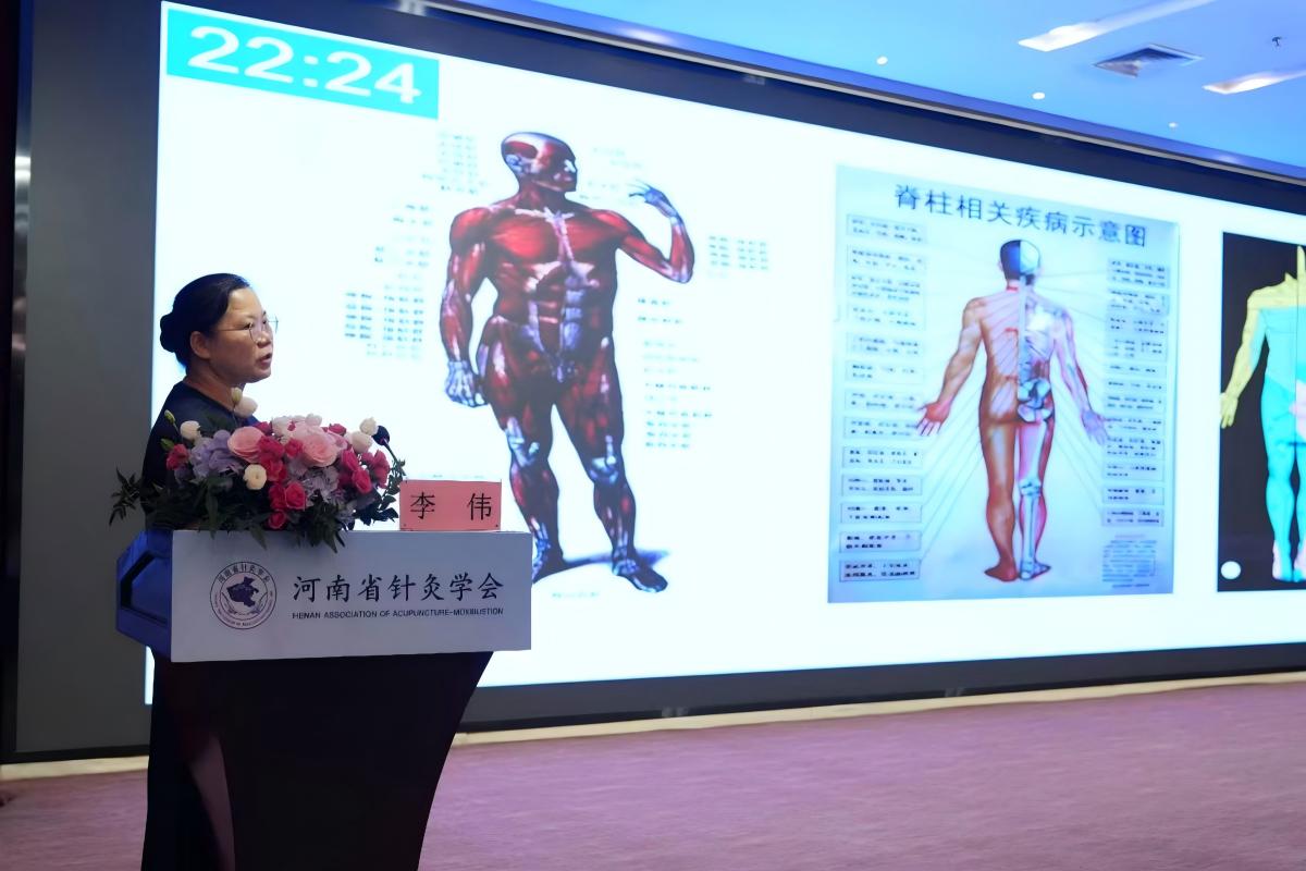 李伟讲课.jpg